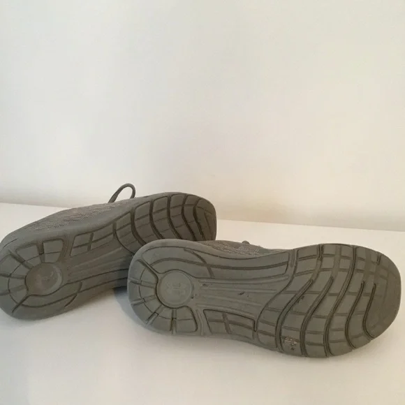 Under Armour Gray Athletic Shoes sneakers - Picture 8 of 8